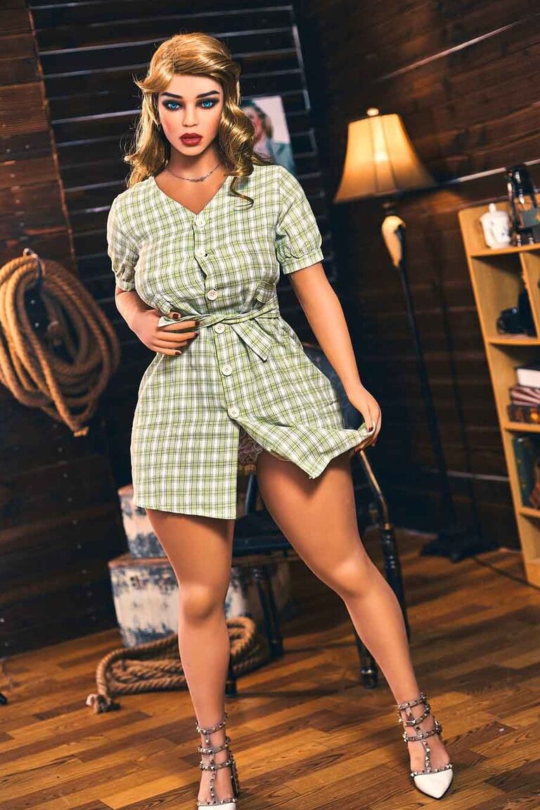 21P Glamourosa boneca sexual Heloise mostra seus seios gostosos e bunda cheia de bolhas
