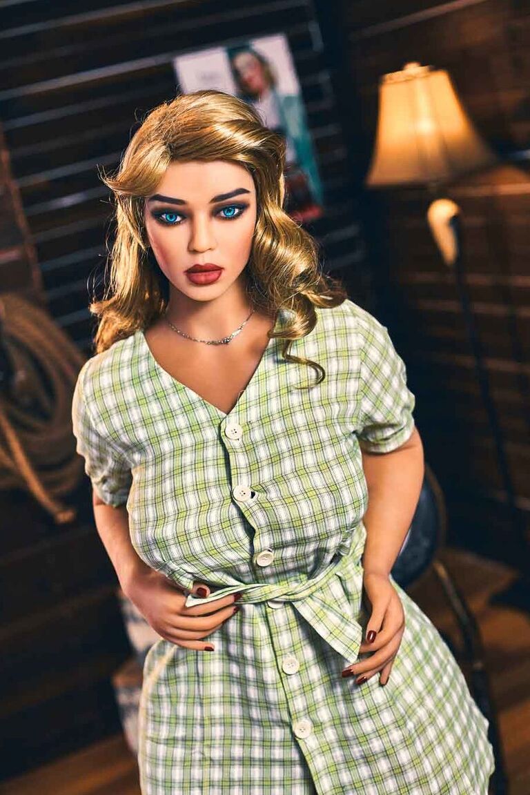 21P Glamourosa boneca sexual Heloise mostra seus seios gostosos e bunda cheia de bolhas