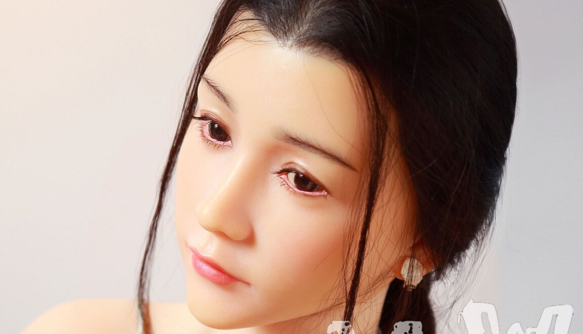 21P Slim boneca sexual japonesa Izumi mostra sua buceta em uma saia quente