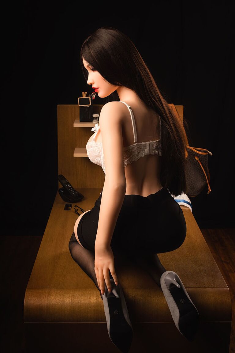 21P Boneca sexual secretária morena Linanna mostra seus grandes juggs e posa no trabalho
