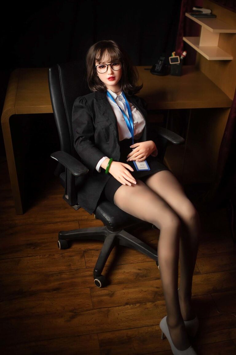 21P Boneca sexual secretária morena Linanna mostra seus grandes juggs e posa no trabalho