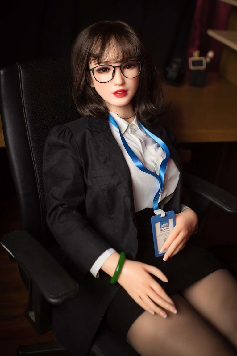 21P Boneca sexual secretária morena Linanna mostra seus grandes juggs e posa no trabalho