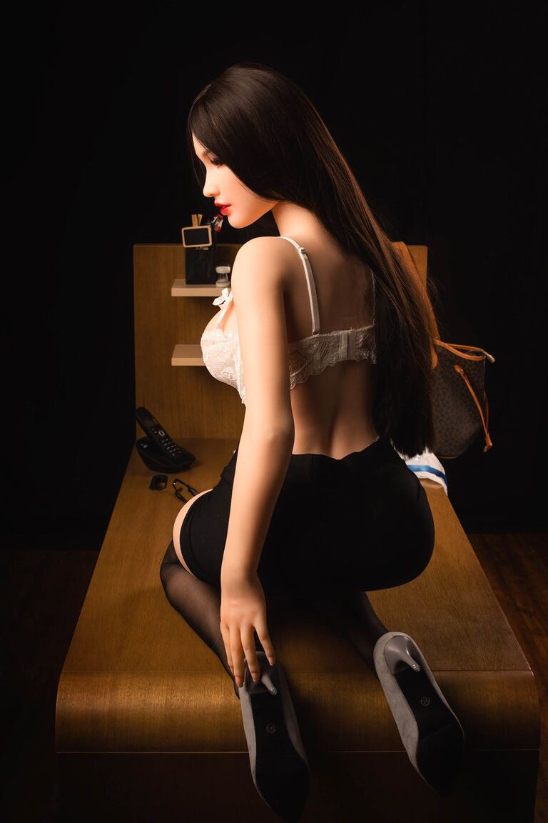 21P Boneca sexual secretária morena Linanna mostra seus grandes juggs e posa no trabalho