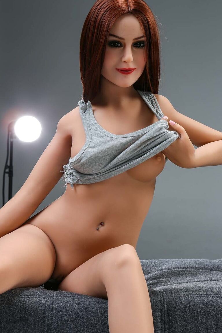 21P Die rothaarige Sexpuppe Dale zieht ihre Shorts aus