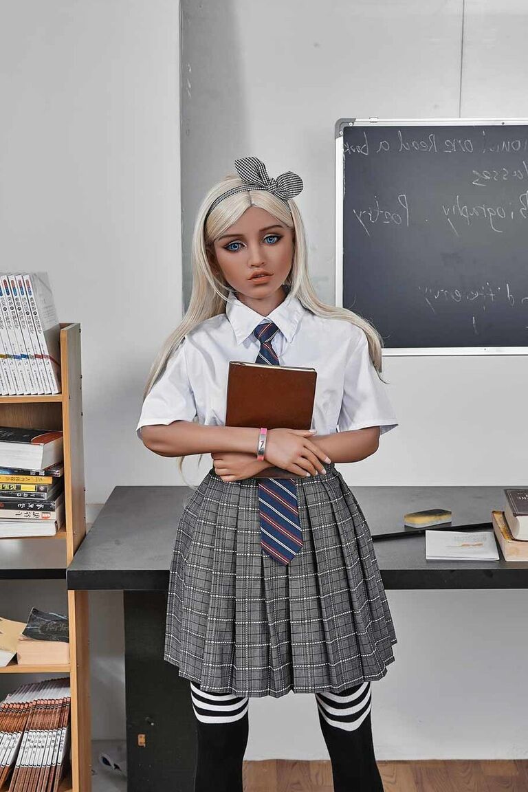 21P Poppy, boneca sexual loira de olhos azuis, brinca de topless e com uniforme escolar