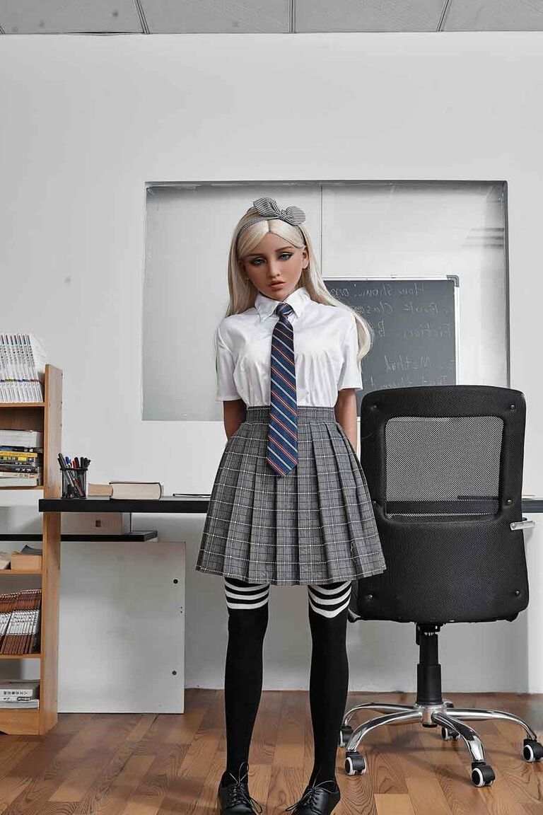21P Poppy, boneca sexual loira de olhos azuis, brinca de topless e com uniforme escolar