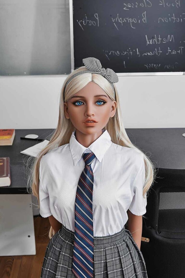 21P Poppy, boneca sexual loira de olhos azuis, brinca de topless e com uniforme escolar