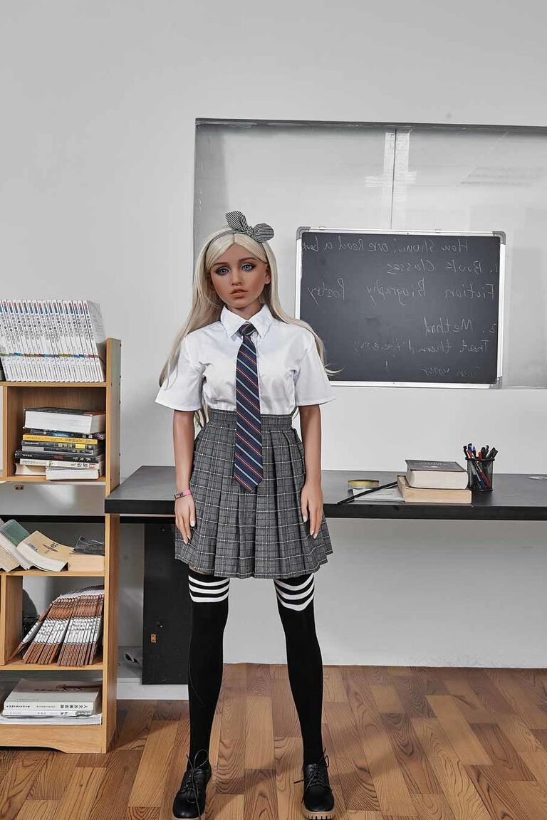 21P Poppy, boneca sexual loira de olhos azuis, brinca de topless e com uniforme escolar