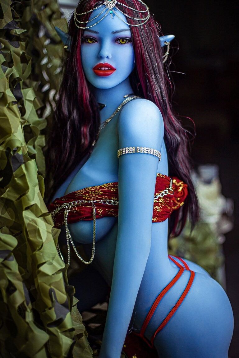 Boneca sexual 20P Fantasy Avatar Elnora exibe seus peitos grandes e bunda incrível ao ar livre