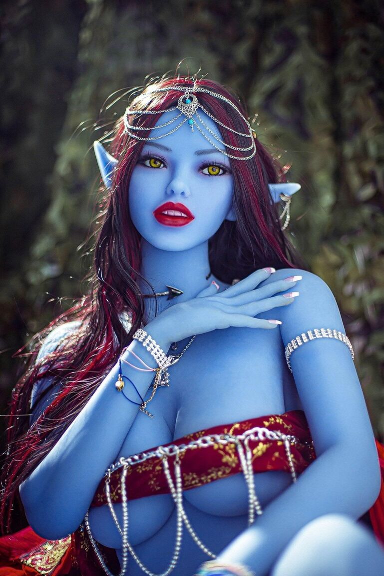 Boneca sexual 20P Fantasy Avatar Elnora exibe seus peitos grandes e bunda incrível ao ar livre