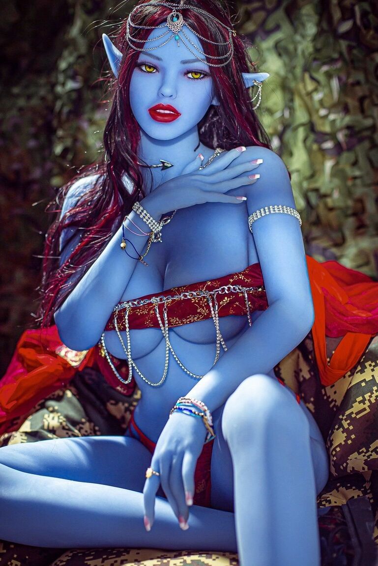 Boneca sexual 20P Fantasy Avatar Elnora exibe seus peitos grandes e bunda incrível ao ar livre