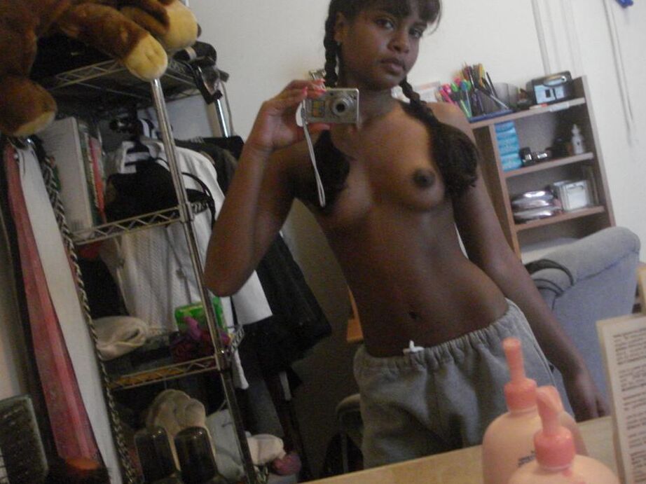 10P Chicas amateurs se toman fotos de sus cuerpos desnudos y mientras chupan pollas