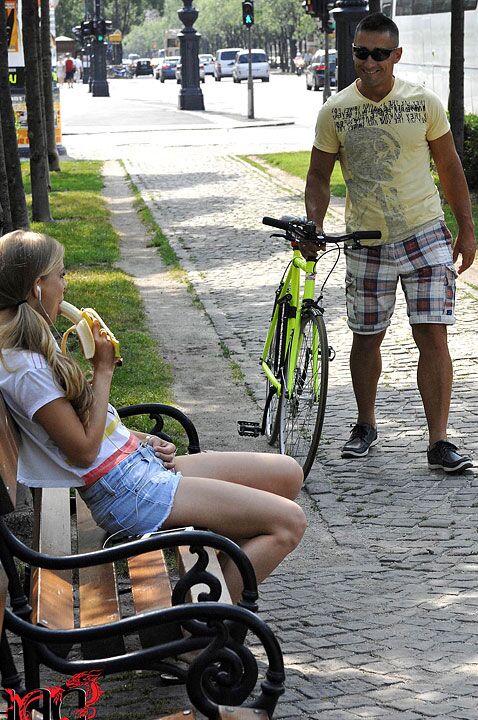 16P La adolescente europea Cayenne Klein mamando y montando una gran polla después de ser recogida en la calle