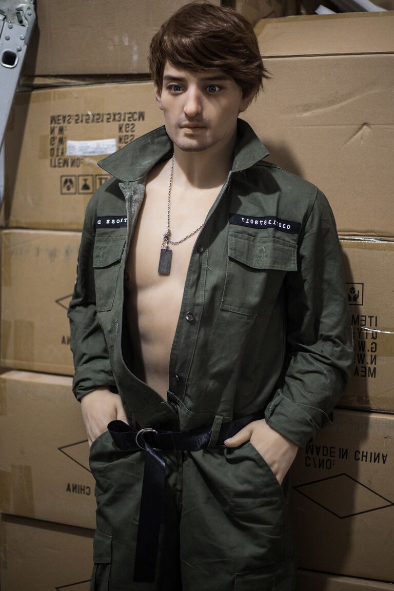 21P Boneca sexual militar gostosa tira o uniforme e exibe seu abdômen e pau gostoso