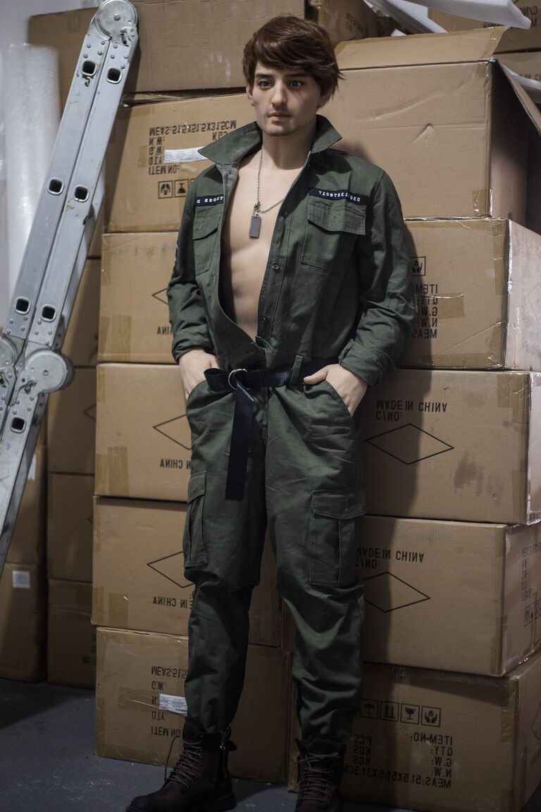 21P Boneca sexual militar gostosa tira o uniforme e exibe seu abdômen e pau gostoso