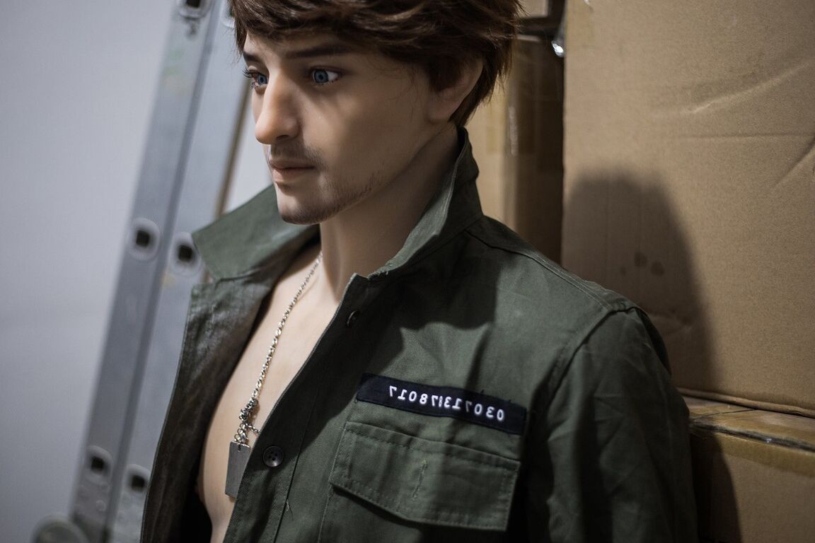 21P Boneca sexual militar gostosa tira o uniforme e exibe seu abdômen e pau gostoso