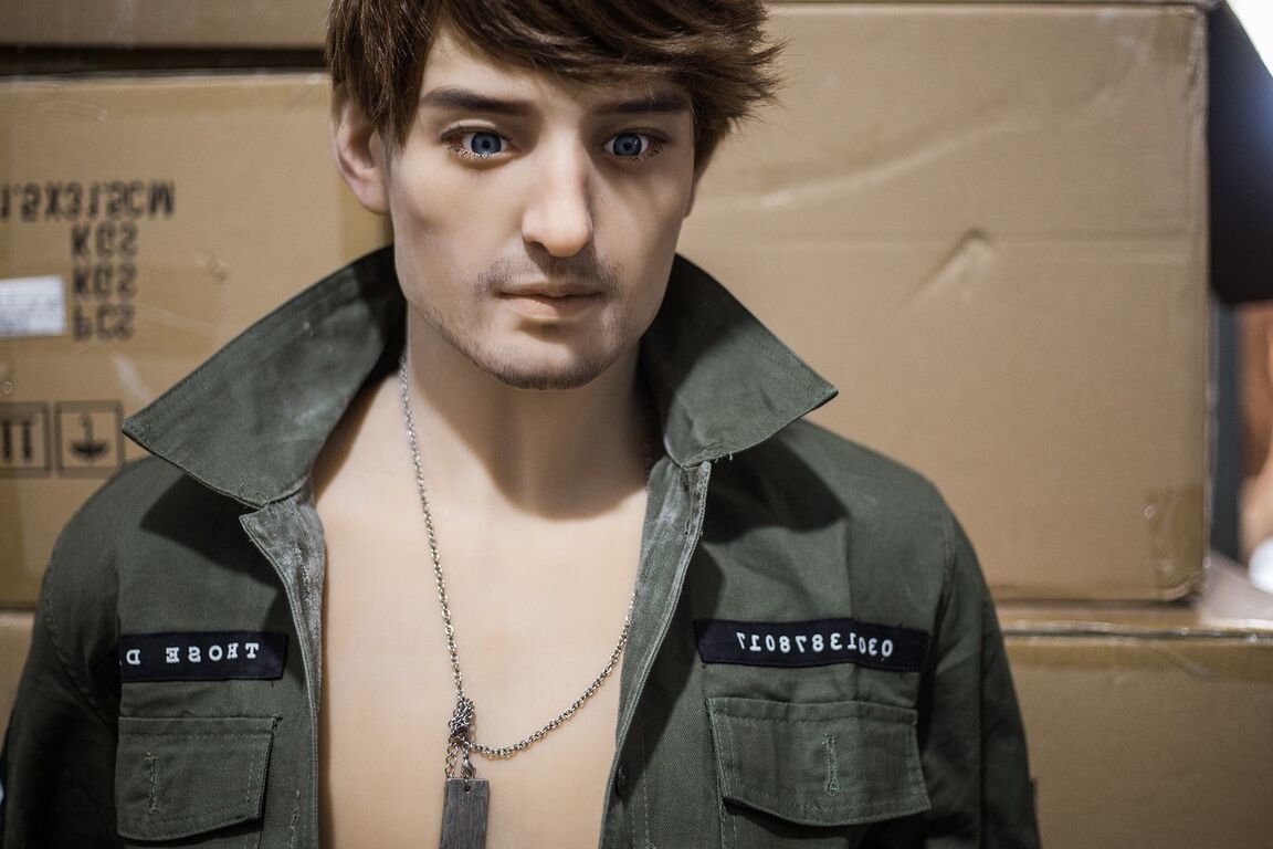 21P Boneca sexual militar gostosa tira o uniforme e exibe seu abdômen e pau gostoso