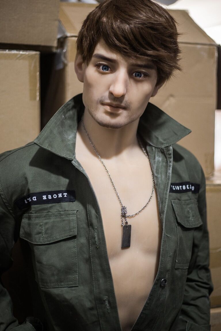 21P Boneca sexual militar gostosa tira o uniforme e exibe seu abdômen e pau gostoso