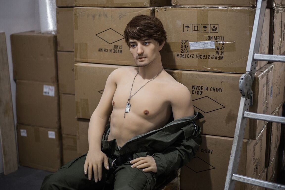 21P Boneca sexual militar gostosa tira o uniforme e exibe seu abdômen e pau gostoso