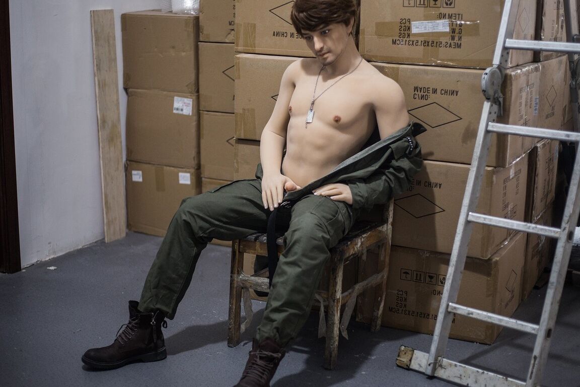 21P Boneca sexual militar gostosa tira o uniforme e exibe seu abdômen e pau gostoso