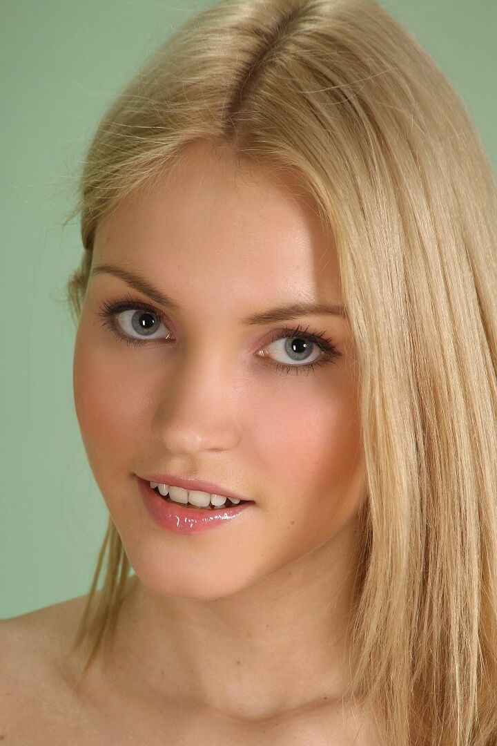 16P Beautiful blonde chick Kristy wears no clothes while posing in the nude