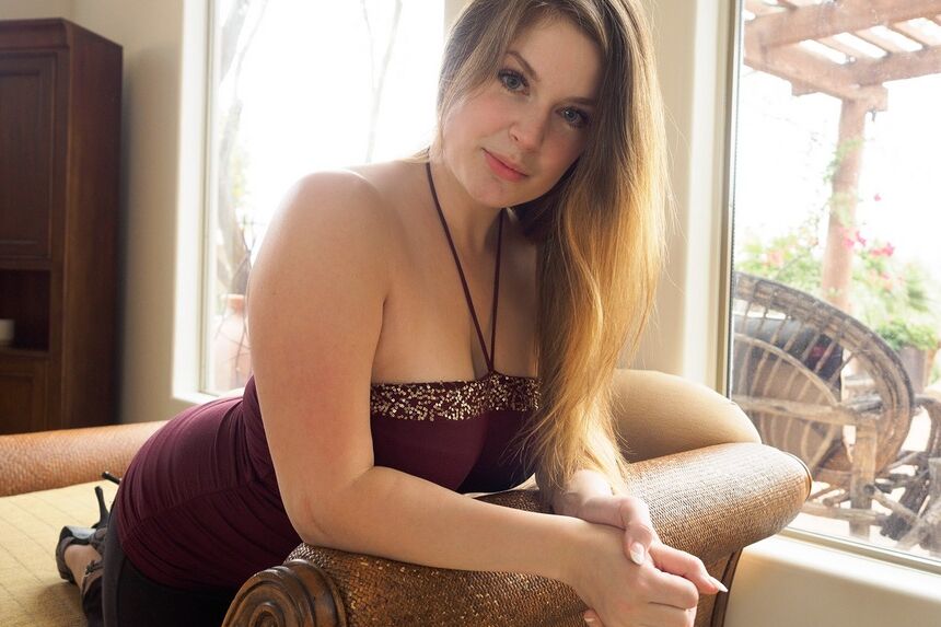 15P Big tit Danielle experimenta alguns novos brinquedos sexuais no sofá