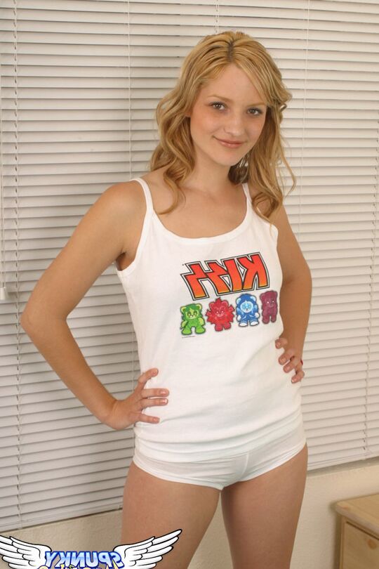 12P A adolescente loira Marylin trabalha sua bunda sexy durante a ação SFW em shorts de saque