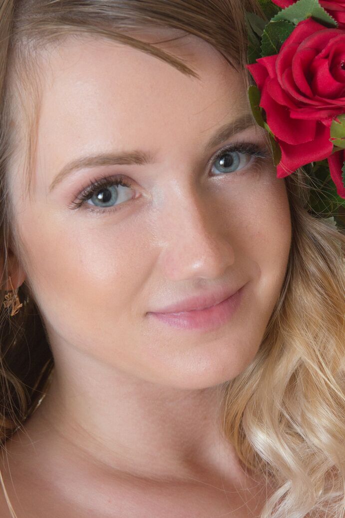 20P Linda jovem revela seus peitos pequenos antes de mostrar sua vagina sem pelos
