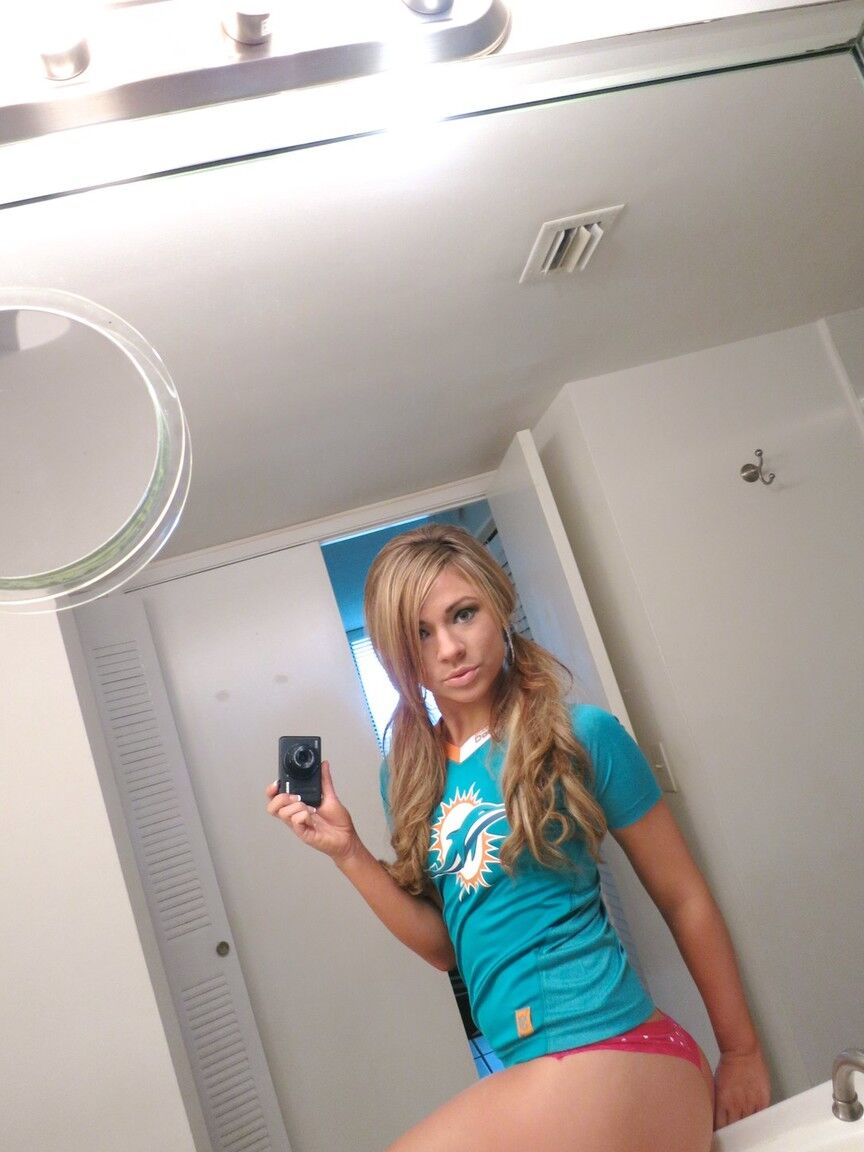 17P La atractiva rubia Katerina Kay posa con un balón de fútbol entre las piernas