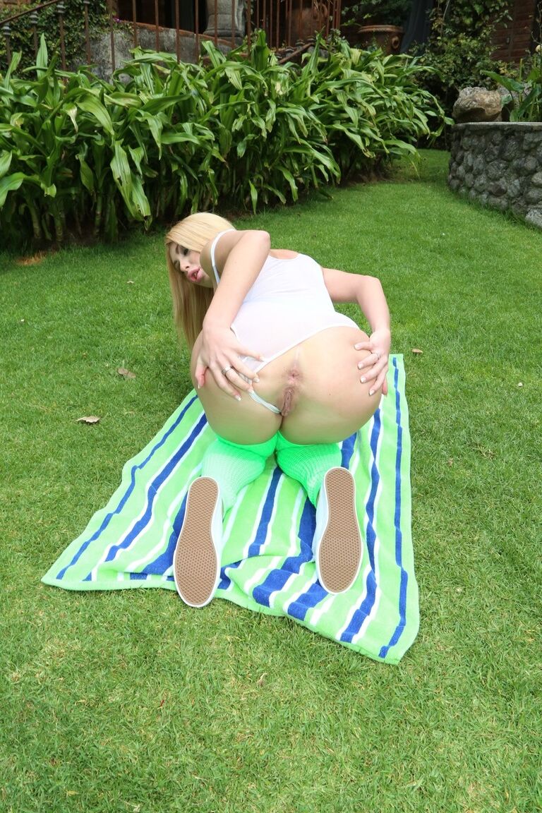 17P Linda loira gostosa se despindo e apresentando seus peitos falsos e bunda grande