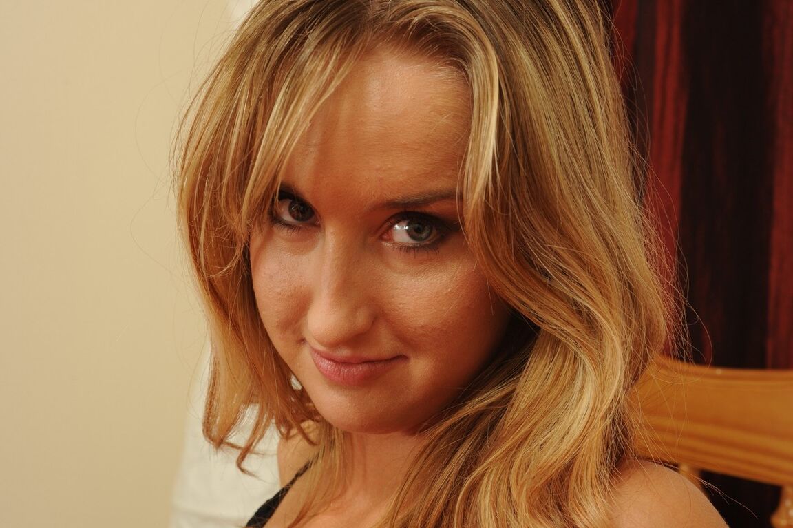 21P La delgada rubia Tracy revela sus tetas y juega con medias de encaje calientes