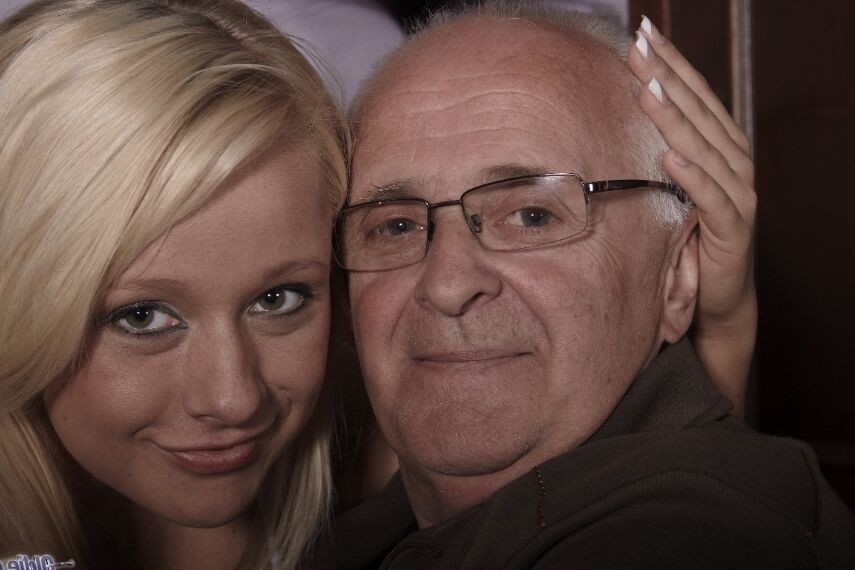 16P Une jeune fille blonde a des relations sexuelles avec son très vieux sugar daddy