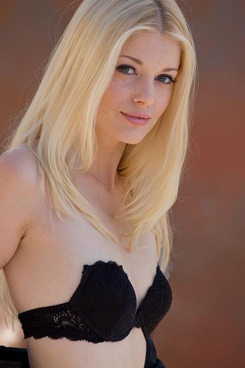 14P La rubia Charlotte Stokely exhibiendo sus pequeñas tetas y su culo sexy en medias