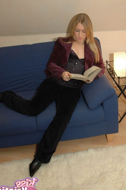 12P Blonde Neuling Kiss Kristin bedeckt ihre Brüste mit den Händen auf der Couch