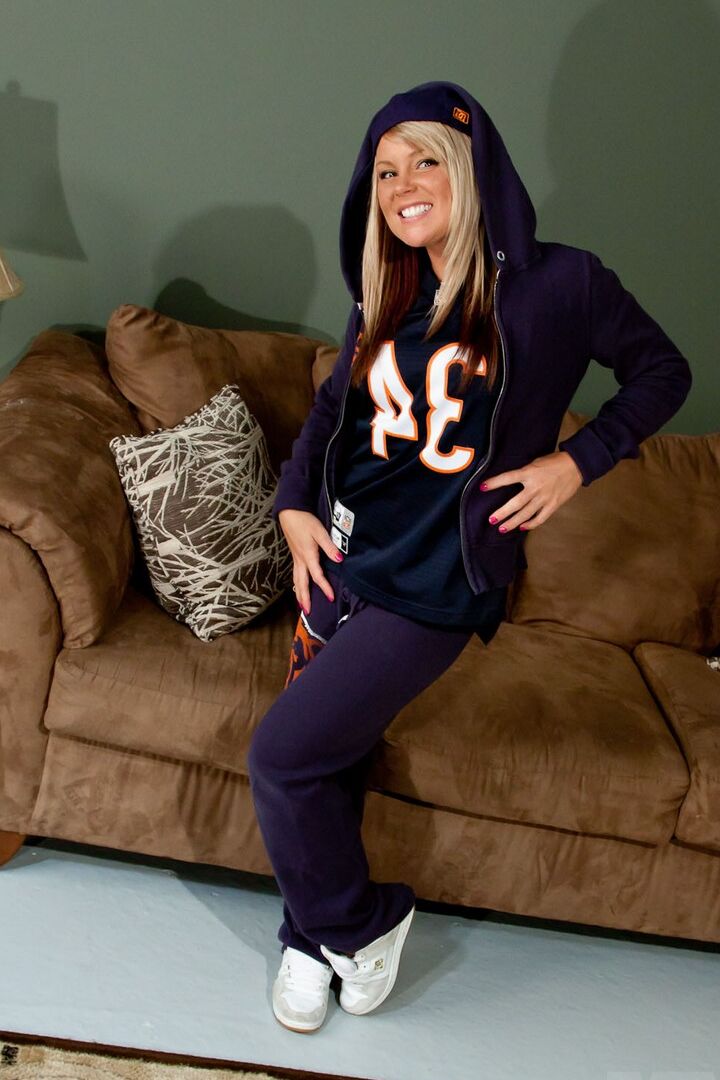 15P Amateur model Meet Madden strips to her cute panties and a reversed ball cap