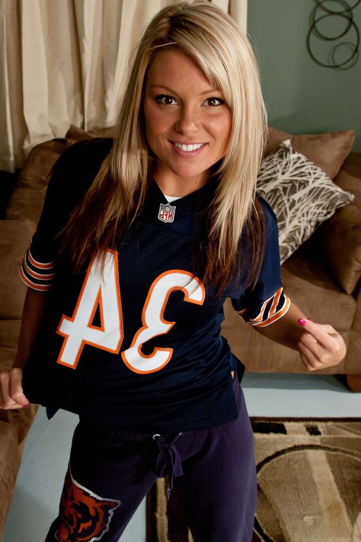 15P Amateur model Meet Madden strips to her cute panties and a reversed ball cap