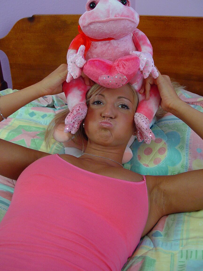 20P se masturbando adolescente Spring Thomas mostra tetas