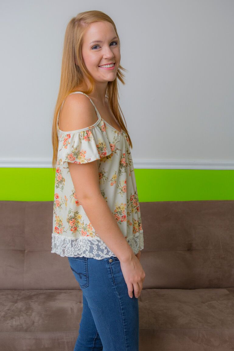 16P Linda rubia amateur hace un striptease lento para revelar sus pequeñas tetas y su culo