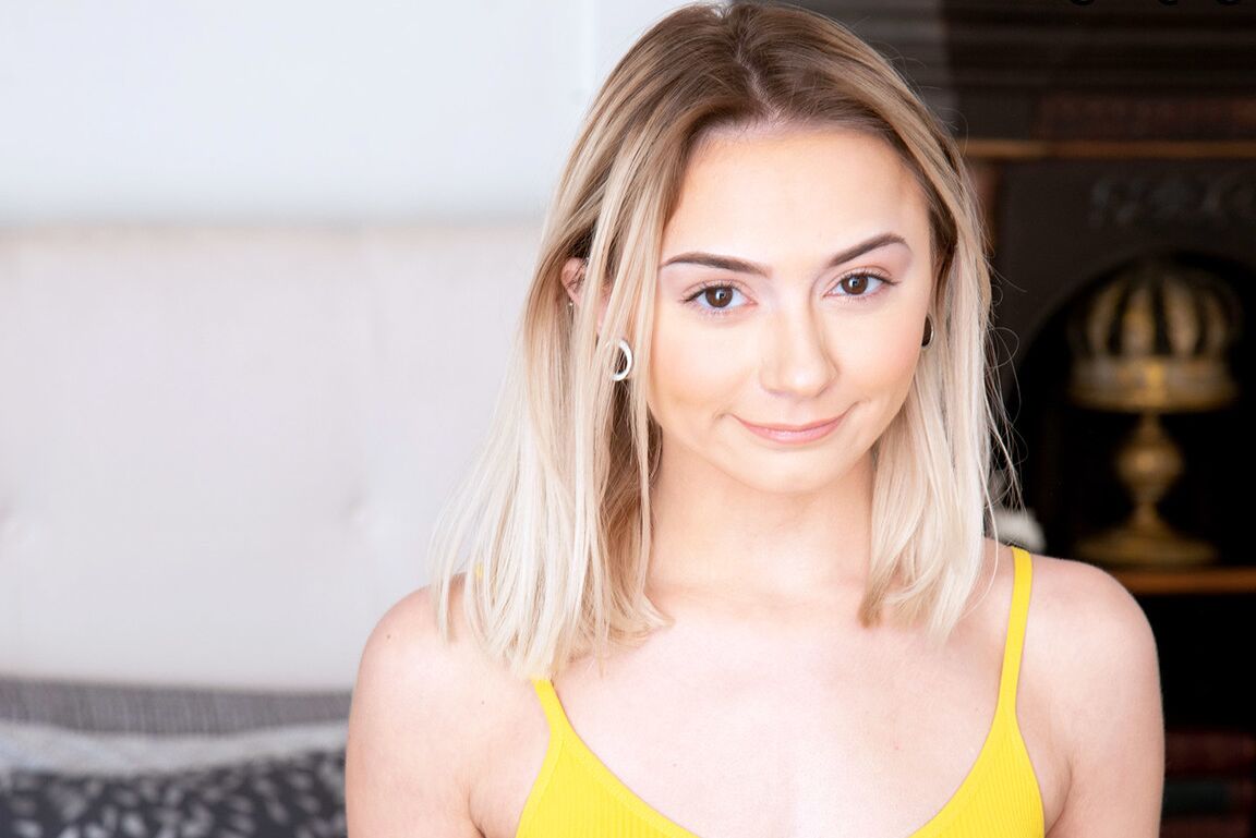 16P Jovem garota Chloe Temple tira jeans para mostrar sua buceta na cama