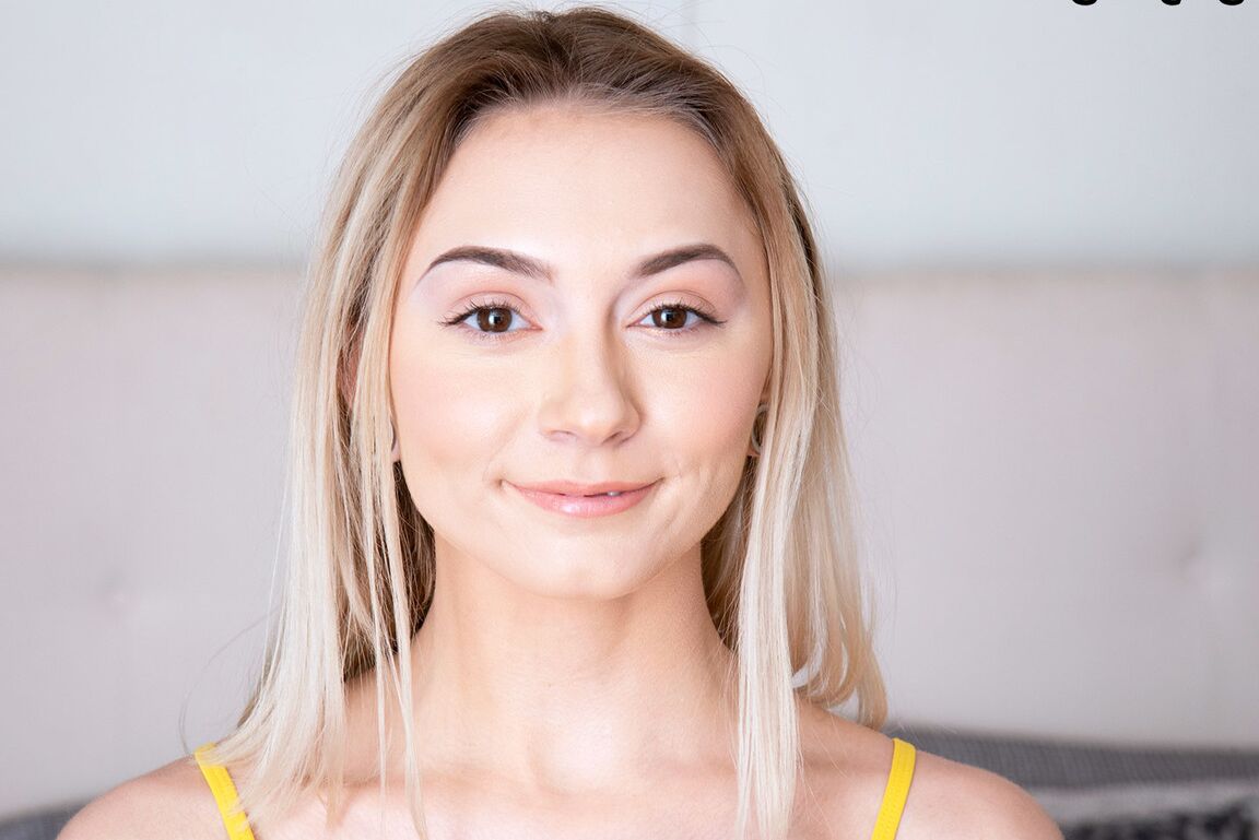 16P Jovem garota Chloe Temple tira jeans para mostrar sua buceta na cama