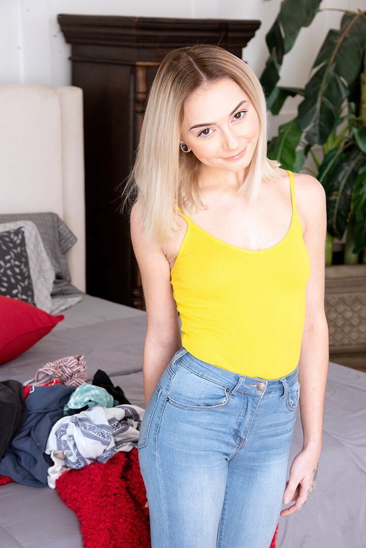 16P Jovem garota Chloe Temple tira jeans para mostrar sua buceta na cama