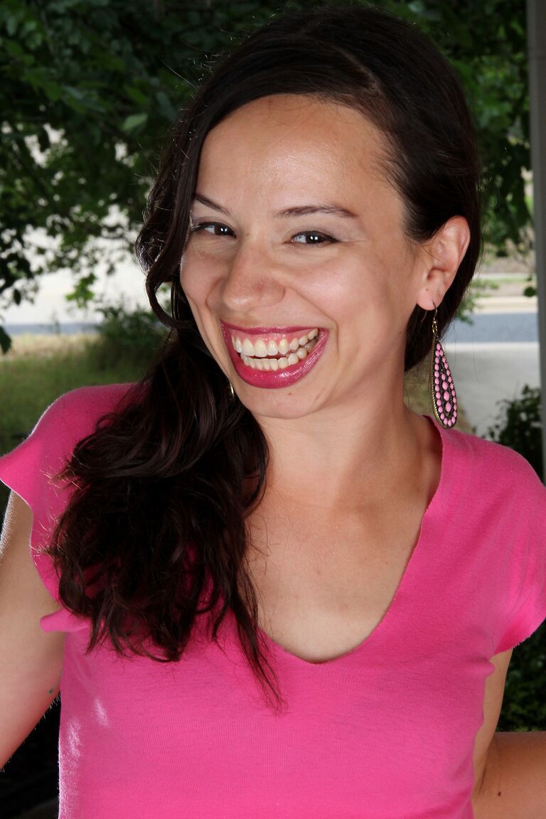 21P MILF chaude avec un joli sourire, Séverine expose