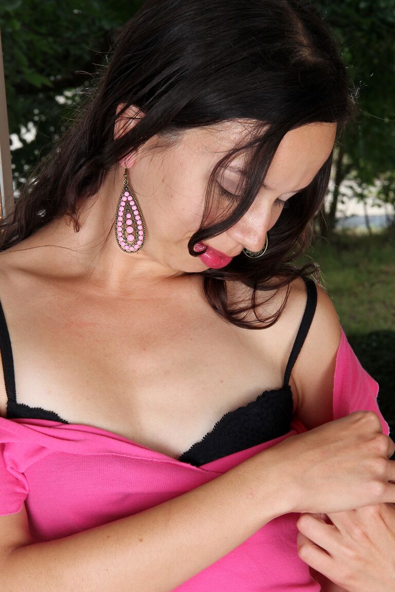 21P MILF chaude avec un joli sourire, Séverine expose