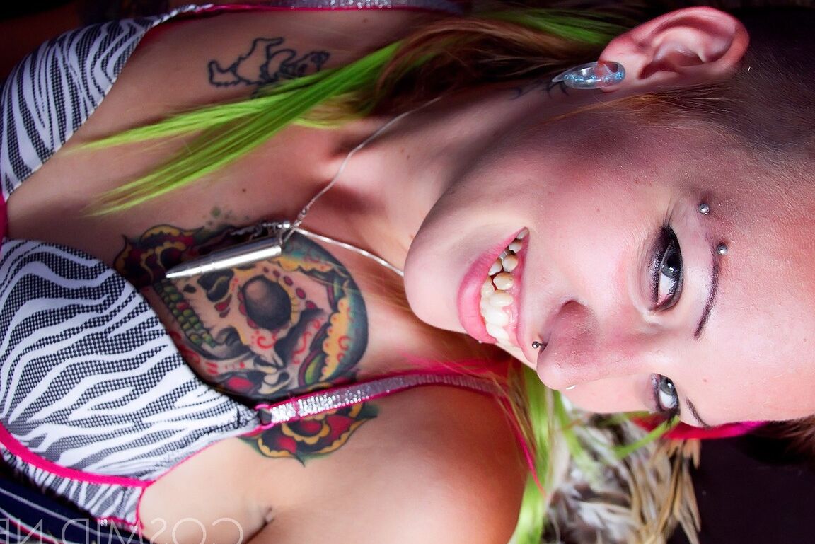 16P Devon amadora tatuada fica nua para abrir suas longas pernas com peitos pequenos à mostra