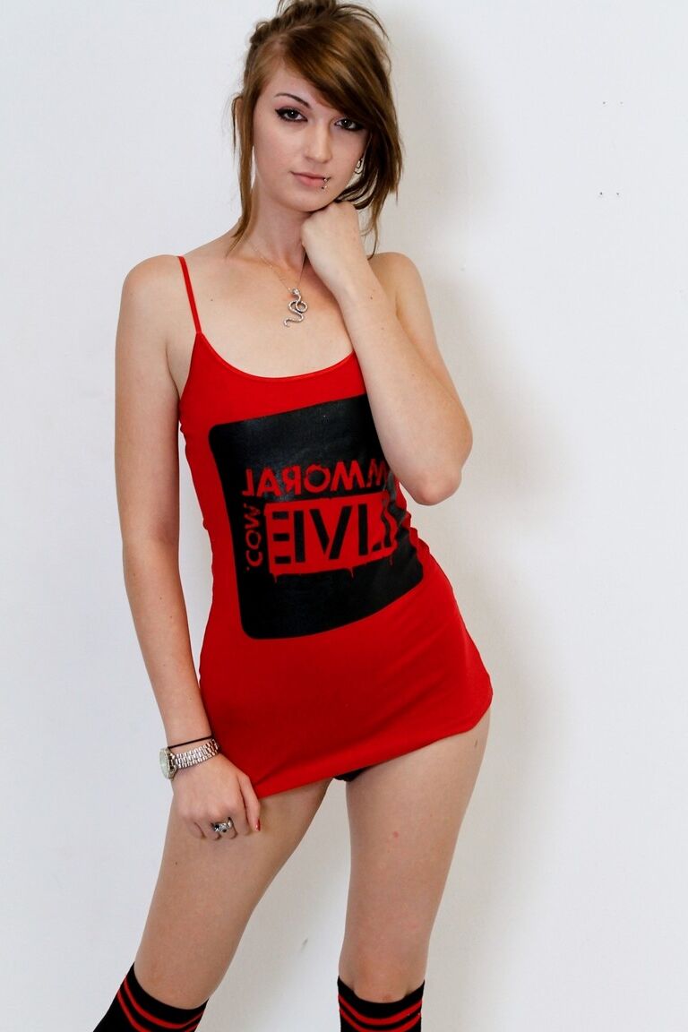 21P La esbelta modelo Alana Rains muestra sus pequeñas tetas, su coño recortado y su culo sexy