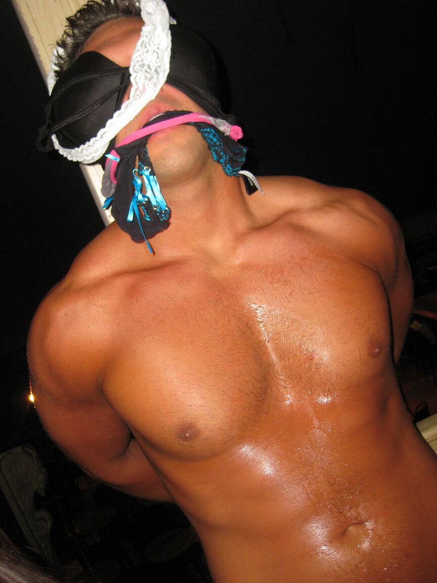 21P La miel ucraniana de grandes tetas Bethany Benz y su demonio complaciendo a un stripper masculino