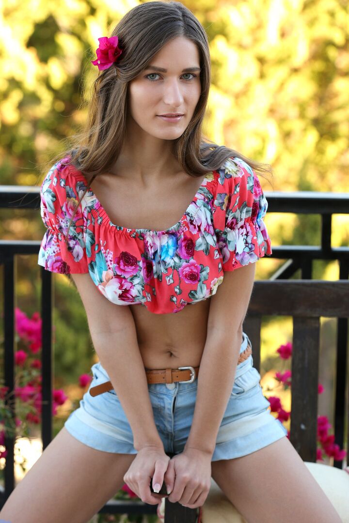 16P La universitaria Mikki descubre sus grandes tetas antes de mostrar su chocho abierto