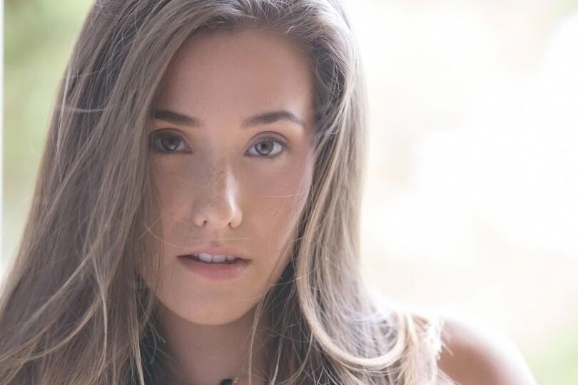 16P La dulce Eva Loria posando desnuda y mostrando su coño en primer plano
