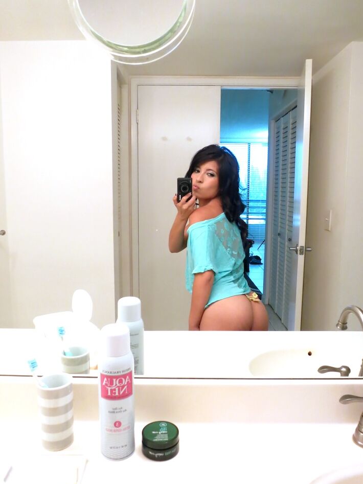 17P Die zierliche Teenagerin mit kleinen Titten, Jasmine Gomez, steckt ihren süßen Arsch für einen POV-Doggystyle hoch