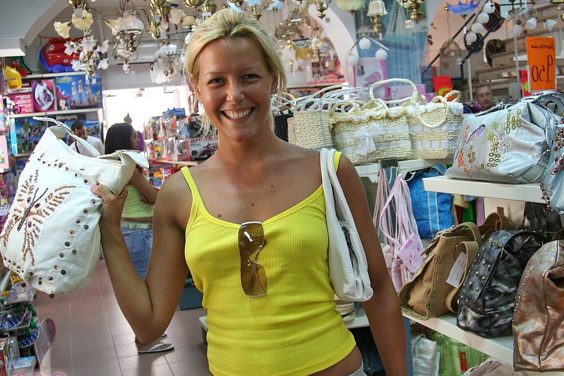 17P La adorable MILF húngara Sophie Moone tomando el sol en la playa nudista